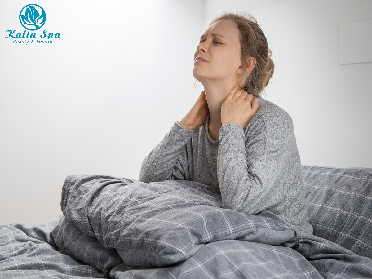 Tại sao khi thức dậy thường bị đau vai gáy?