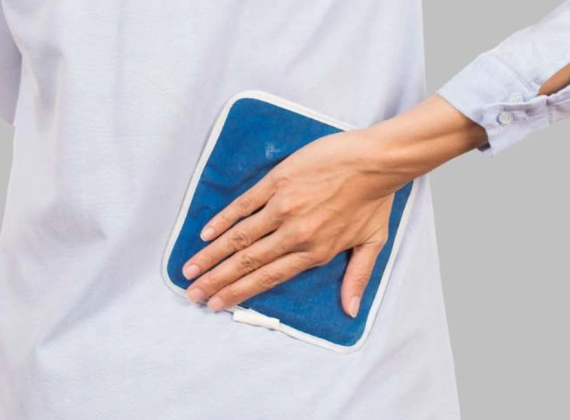 chườm nóng lạnh giảm đau thắt lưng