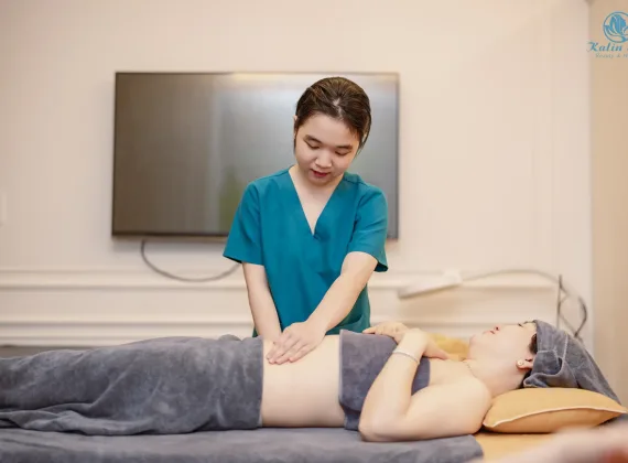 Massage dưỡng ấm tử cung buồng trứng cùng Kalin Spa.