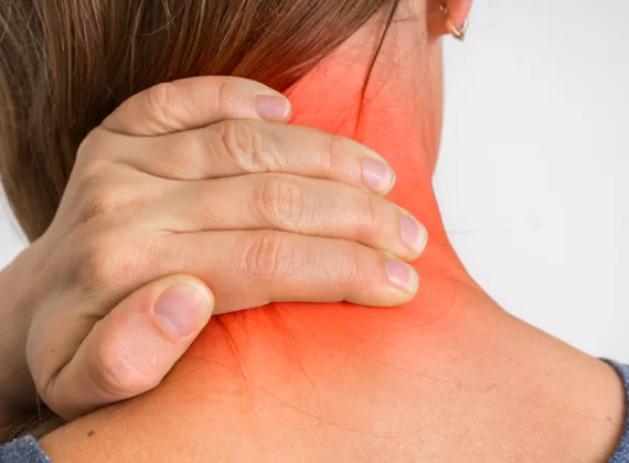 Cổ cứng vì đau mỏi cổ vai gáy.