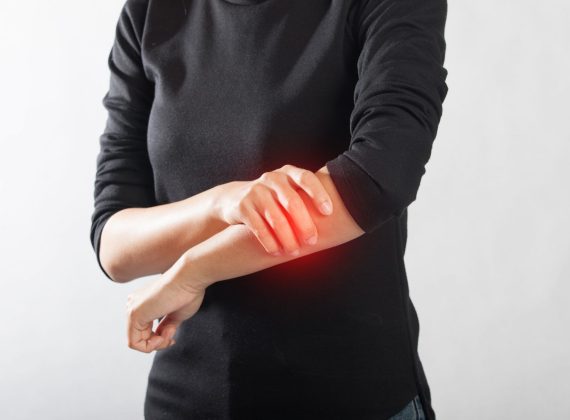 dau-nhuc-xuong-canh-tay-min-scaled