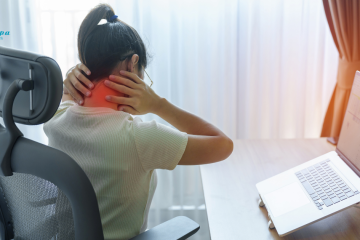 V&igrave; sao đau cổ vai g&aacute;y ng&agrave;y c&agrave;ng trẻ h&oacute;a?